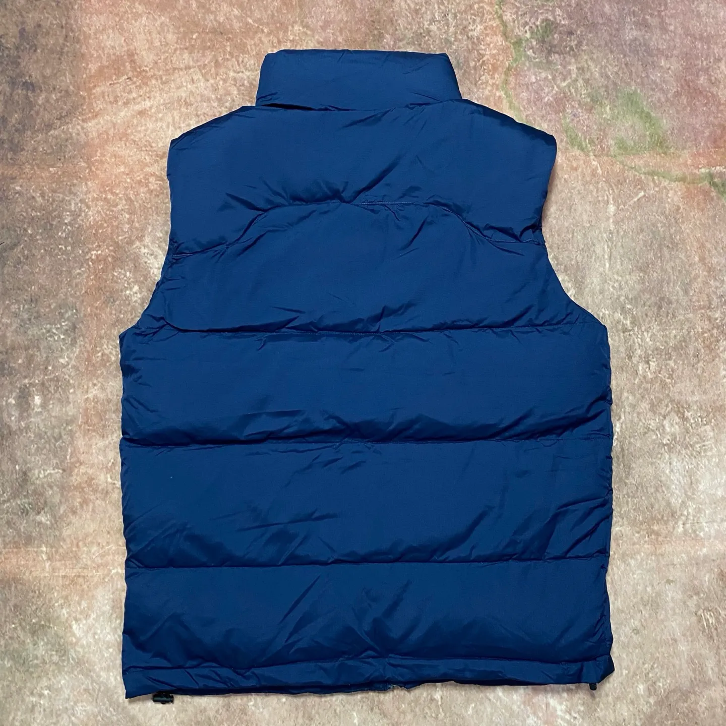 P560 Rah Lauren embroidered down vest (top version of pure down) 100% pure down, a classic and evergreen style, the same model used by celebrities and internet celebrities to keep out the cold, made from fabrics, fillings to auxiliary materials, all-round benchmarking against the original quality. It uses an imported Behringer embroidery machine, 10,000-needle electric embroidery technology, and imported No. 7 needles and embroidery thread to create a full, three-dimensional, clear-textured polo logo on the chest, which can be called a "moving texture badge." Double-layer locked velvet interior, bid farewell to the worry of velvet running away. The inner lining adopts a nylon double-layer sealed velvet structure to strictly prevent velvet drilling. The hem has a built-in adjustable drawstring, making it more windproof and cold-proof. Paired with customized size 8 YKK zipper, a must-have item for autumn and winter. Color Black, Navy Blue, Black Glossy Size m-xxl